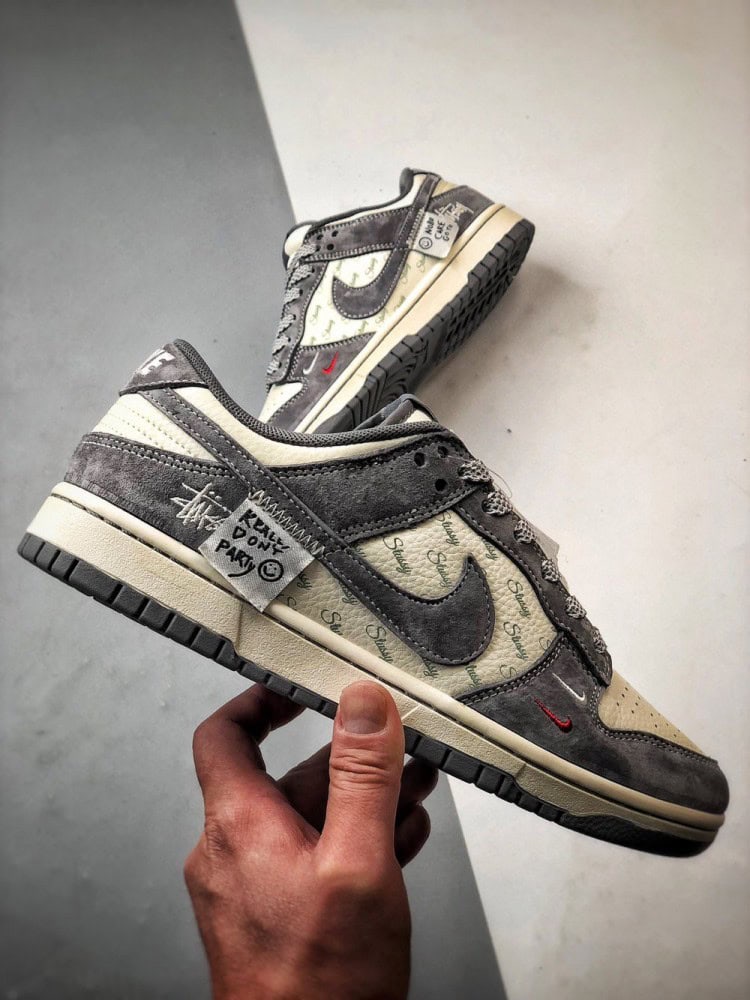 【AT3302】Nike Dunk x Stussy コラボレーションスニーカー Nike Dunk Low Retro ステューシーの布タグが付いたベージュの低カットレジャーシューズ