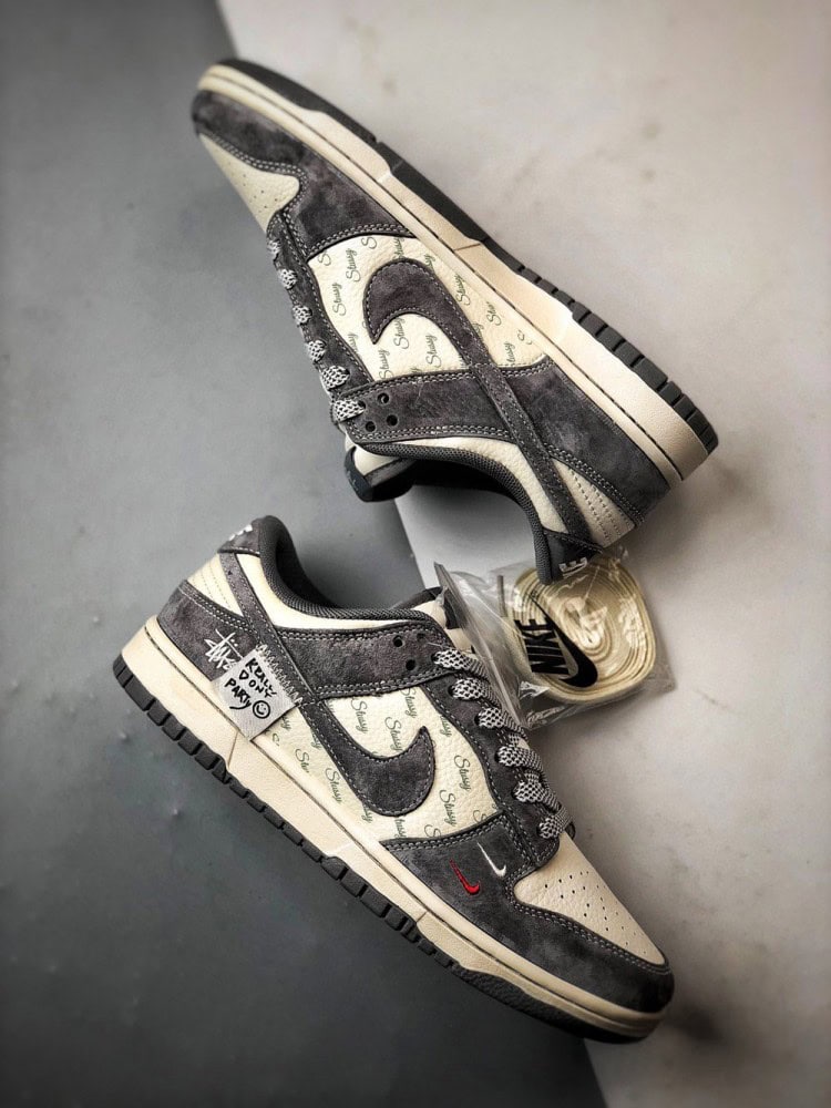 【AT3302】Nike Dunk x Stussy コラボレーションスニーカー Nike Dunk Low Retro ステューシーの布タグが付いたベージュの低カットレジャーシューズ