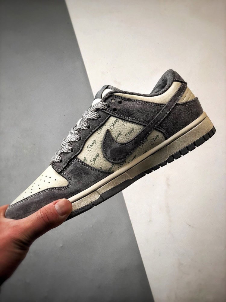 【AT3302】Nike Dunk x Stussy コラボレーションスニーカー Nike Dunk Low Retro ステューシーの布タグが付いたベージュの低カットレジャーシューズ