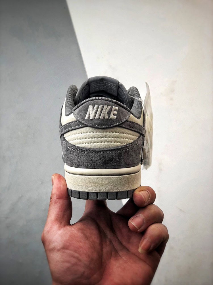 【AT3302】Nike Dunk x Stussy コラボレーションスニーカー Nike Dunk Low Retro ステューシーの布タグが付いたベージュの低カットレジャーシューズ