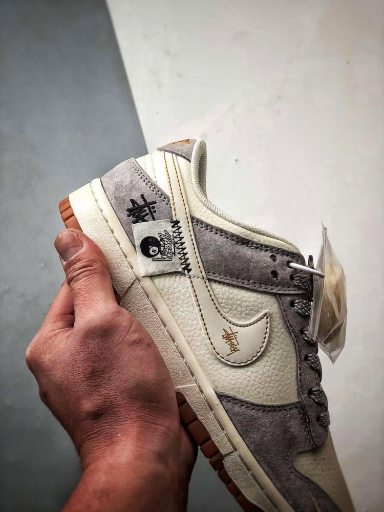 【AT3304】Nike Dunk x Stussy ナイキ ダンク × ステューシーのコラボレーションクラシックスニーカー、ナイキ ダンク ロー レトロのステューシー ブラック8ラベル ミルキーホワイトグレー ローカットカジュアルスポーツシューズ