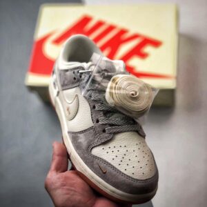 【AT3304】Nike Dunk x Stussy ナイキ ダンク × ステューシーのコラボレーションクラシックスニーカー、ナイキ ダンク ロー レトロのステューシー ブラック8ラベル ミルキーホワイトグレー ローカットカジュアルスポーツシューズ