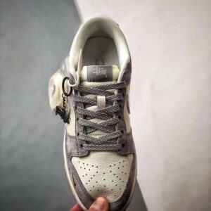 【AT3304】Nike Dunk x Stussy ナイキ ダンク × ステューシーのコラボレーションクラシックスニーカー、ナイキ ダンク ロー レトロのステューシー ブラック8ラベル ミルキーホワイトグレー ローカットカジュアルスポーツシューズ
