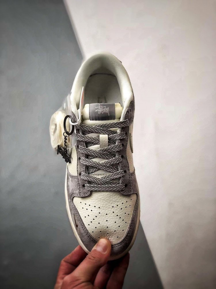 【AT3304】Nike Dunk x Stussy ナイキ ダンク × ステューシーのコラボレーションクラシックスニーカー、ナイキ ダンク ロー レトロのステューシー ブラック8ラベル ミルキーホワイトグレー ローカットカジュアルスポーツシューズ