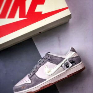 【AT3304】Nike Dunk x Stussy ナイキ ダンク × ステューシーのコラボレーションクラシックスニーカー、ナイキ ダンク ロー レトロのステューシー ブラック8ラベル ミルキーホワイトグレー ローカットカジュアルスポーツシューズ