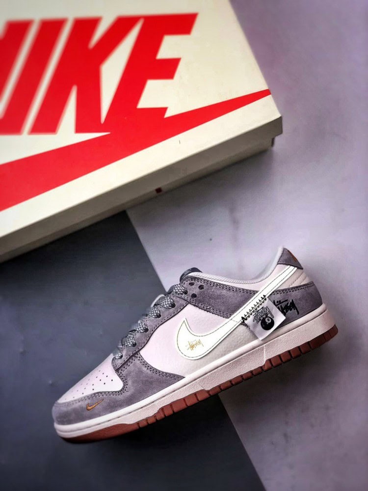 【AT3304】Nike Dunk x Stussy ナイキ ダンク × ステューシーのコラボレーションクラシックスニーカー、ナイキ ダンク ロー レトロのステューシー ブラック8ラベル ミルキーホワイトグレー ローカットカジュアルスポーツシューズ
