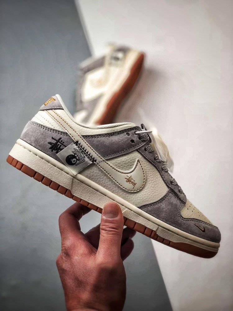【AT3304】Nike Dunk x Stussy ナイキ ダンク × ステューシーのコラボレーションクラシックスニーカー、ナイキ ダンク ロー レトロのステューシー ブラック8ラベル ミルキーホワイトグレー ローカットカジュアルスポーツシューズ