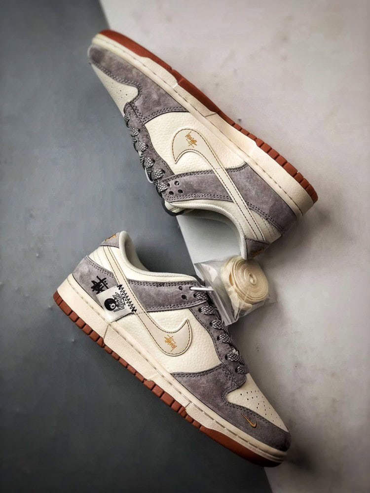 【AT3304】Nike Dunk x Stussy ナイキ ダンク × ステューシーのコラボレーションクラシックスニーカー、ナイキ ダンク ロー レトロのステューシー ブラック8ラベル ミルキーホワイトグレー ローカットカジュアルスポーツシューズ