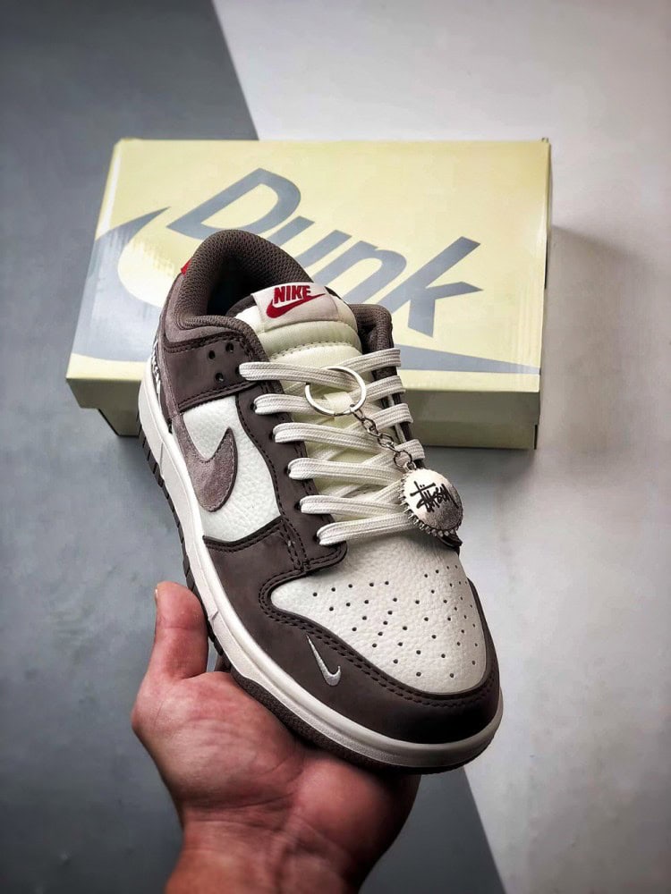【AT3305】Nike Dunk x Stussy コラボレーションクラシックスニーカー、Nike Dunk Low Retro ステューシー ホワイトブラウン ローカットカジュアルスポーツシューズ