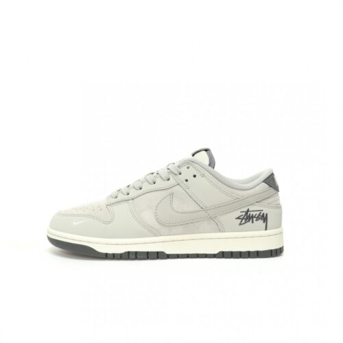 【AT3306】Nike Dunk × Stussyコラボレーションクラシックスニーカー、Nike Dunk Low Retroがステューシーの花崗岩グレーのローヒールカジュアルスポーツシューズになりました。
