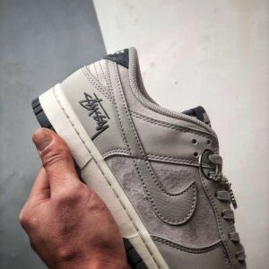 【AT3306】Nike Dunk × Stussyコラボレーションクラシックスニーカー、Nike Dunk Low Retroがステューシーの花崗岩グレーのローヒールカジュアルスポーツシューズになりました。