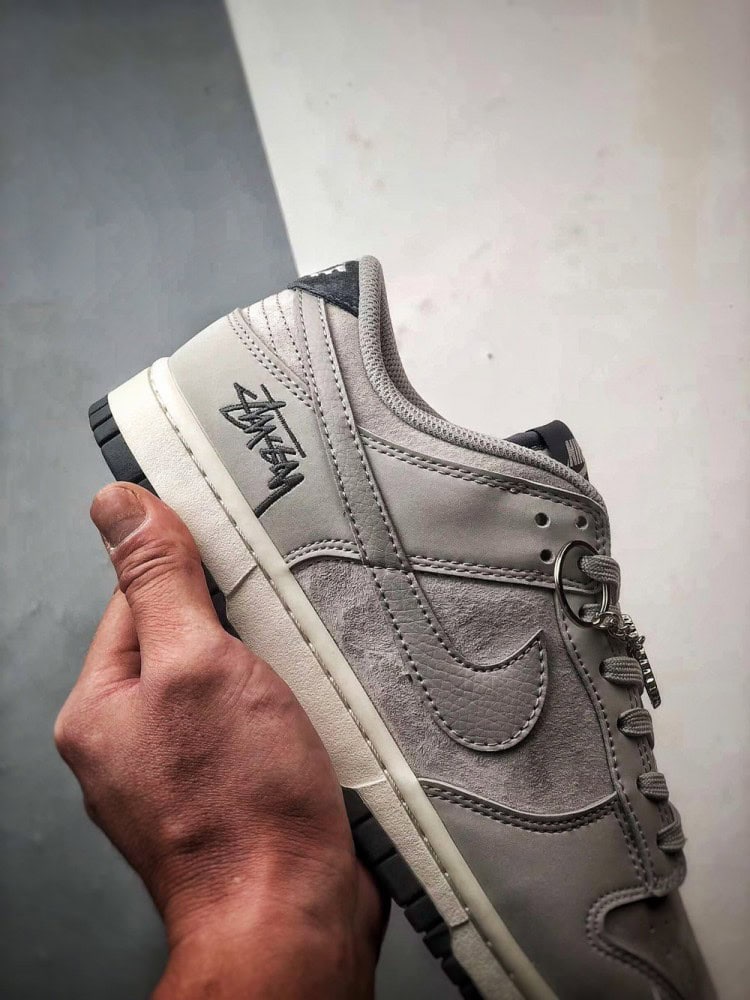 【AT3306】Nike Dunk × Stussyコラボレーションクラシックスニーカー、Nike Dunk Low Retroがステューシーの花崗岩グレーのローヒールカジュアルスポーツシューズになりました。