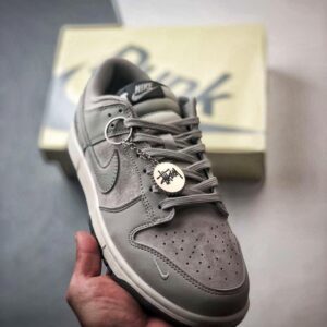 【AT3306】Nike Dunk × Stussyコラボレーションクラシックスニーカー、Nike Dunk Low Retroがステューシーの花崗岩グレーのローヒールカジュアルスポーツシューズになりました。