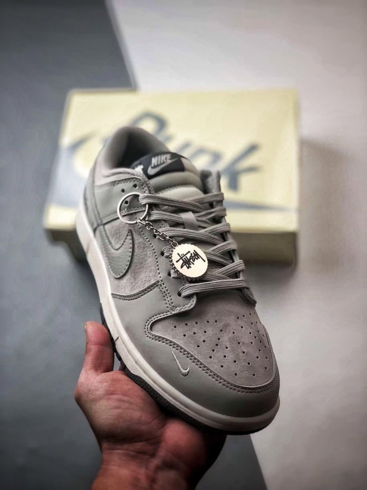 【AT3306】Nike Dunk × Stussyコラボレーションクラシックスニーカー、Nike Dunk Low Retroがステューシーの花崗岩グレーのローヒールカジュアルスポーツシューズになりました。