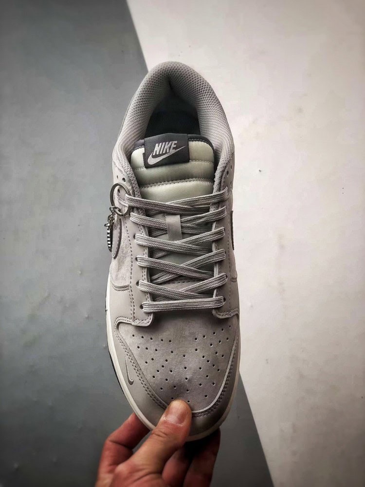 【AT3306】Nike Dunk × Stussyコラボレーションクラシックスニーカー、Nike Dunk Low Retroがステューシーの花崗岩グレーのローヒールカジュアルスポーツシューズになりました。