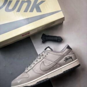 【AT3306】Nike Dunk × Stussyコラボレーションクラシックスニーカー、Nike Dunk Low Retroがステューシーの花崗岩グレーのローヒールカジュアルスポーツシューズになりました。