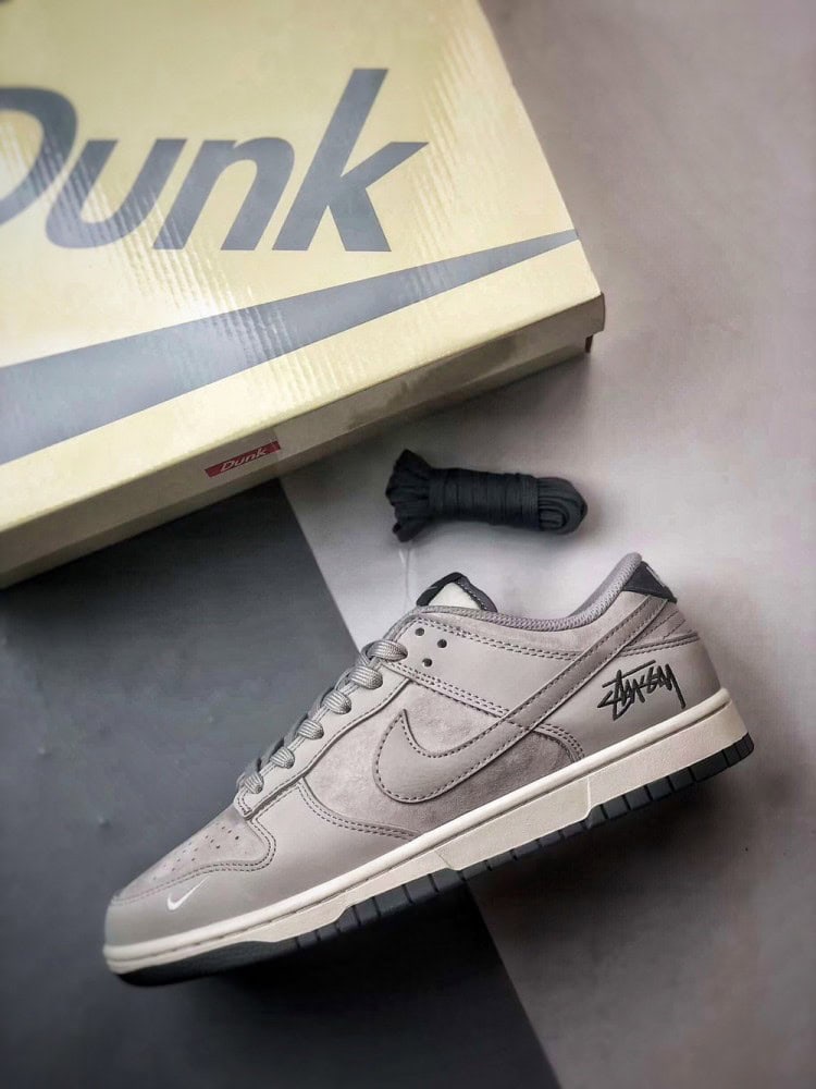 【AT3306】Nike Dunk × Stussyコラボレーションクラシックスニーカー、Nike Dunk Low Retroがステューシーの花崗岩グレーのローヒールカジュアルスポーツシューズになりました。