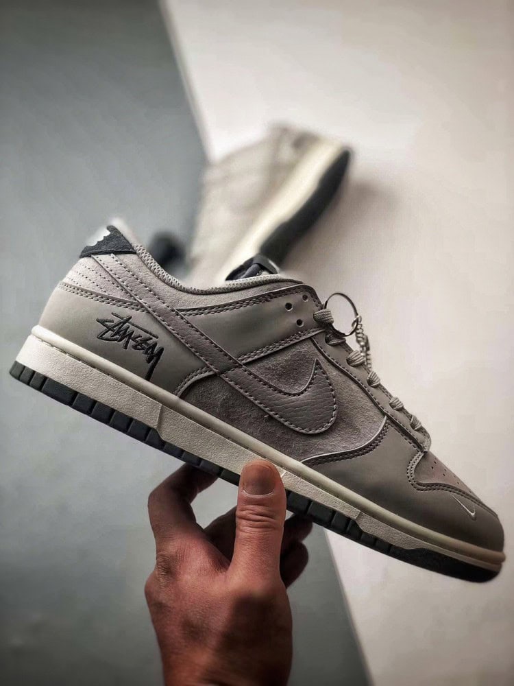 【AT3306】Nike Dunk × Stussyコラボレーションクラシックスニーカー、Nike Dunk Low Retroがステューシーの花崗岩グレーのローヒールカジュアルスポーツシューズになりました。