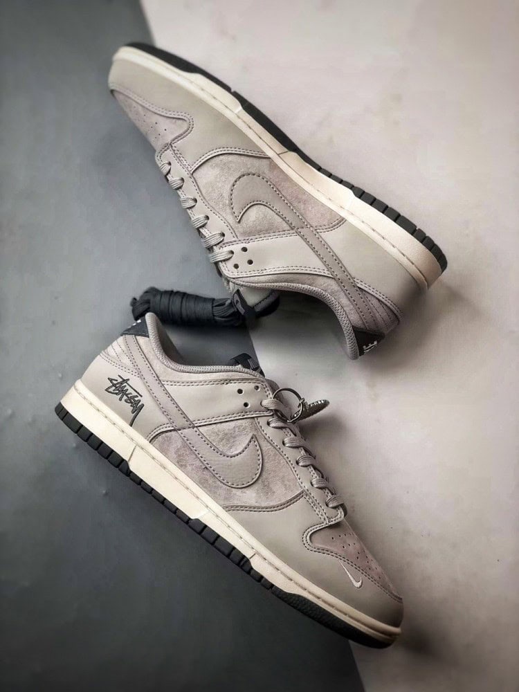 【AT3306】Nike Dunk × Stussyコラボレーションクラシックスニーカー、Nike Dunk Low Retroがステューシーの花崗岩グレーのローヒールカジュアルスポーツシューズになりました。