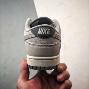 【AT3306】Nike Dunk × Stussyコラボレーションクラシックスニーカー、Nike Dunk Low Retroがステューシーの花崗岩グレーのローヒールカジュアルスポーツシューズになりました。