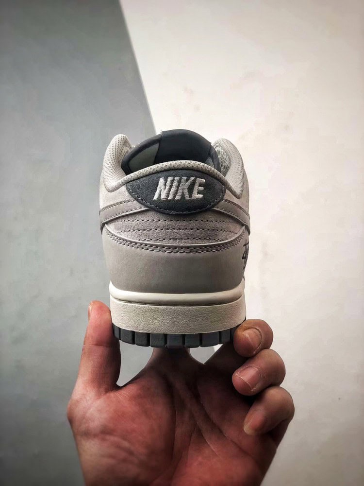 【AT3306】Nike Dunk × Stussyコラボレーションクラシックスニーカー、Nike Dunk Low Retroがステューシーの花崗岩グレーのローヒールカジュアルスポーツシューズになりました。