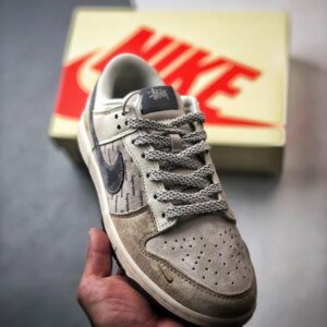 【AT3314】Nike x Stussy x Supreme のコラボレーションスニーカーは、Supremeのプリントデザインを取り入れ、ストリートファッションのトレンドを象徴しています。男女兼用のNike Dunk Low Retroは、スタイリッシュなグレーと赤の配色で、カジュアルでスポーティーな印象を演出します。