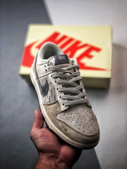 【AT3314】Nike x Stussy x Supreme のコラボレーションスニーカーは、Supremeのプリントデザインを取り入れ、ストリートファッションのトレンドを象徴しています。男女兼用のNike Dunk Low Retroは、スタイリッシュなグレーと赤の配色で、カジュアルでスポーティーな印象を演出します。