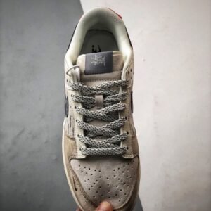 【AT3314】Nike x Stussy x Supreme のコラボレーションスニーカーは、Supremeのプリントデザインを取り入れ、ストリートファッションのトレンドを象徴しています。男女兼用のNike Dunk Low Retroは、スタイリッシュなグレーと赤の配色で、カジュアルでスポーティーな印象を演出します。
