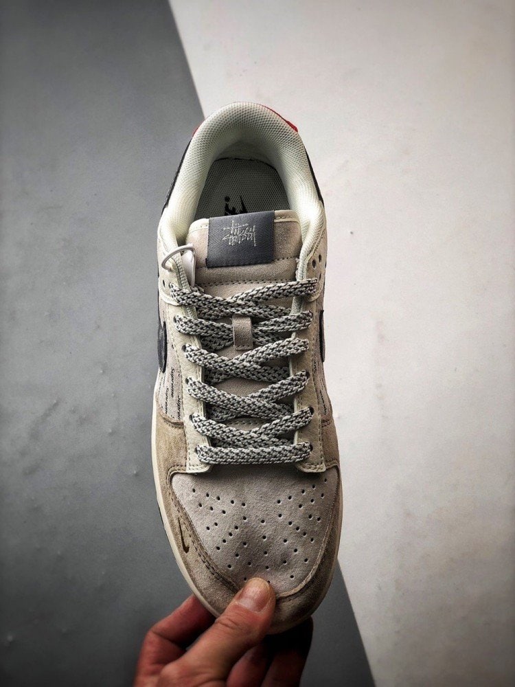 【AT3314】Nike x Stussy x Supreme のコラボレーションスニーカーは、Supremeのプリントデザインを取り入れ、ストリートファッションのトレンドを象徴しています。男女兼用のNike Dunk Low Retroは、スタイリッシュなグレーと赤の配色で、カジュアルでスポーティーな印象を演出します。