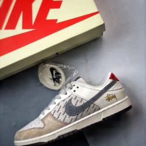 【AT3314】Nike x Stussy x Supreme のコラボレーションスニーカーは、Supremeのプリントデザインを取り入れ、ストリートファッションのトレンドを象徴しています。男女兼用のNike Dunk Low Retroは、スタイリッシュなグレーと赤の配色で、カジュアルでスポーティーな印象を演出します。
