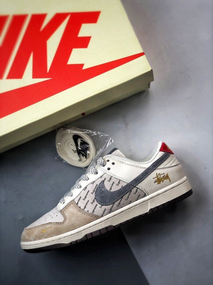 【AT3314】Nike x Stussy x Supreme のコラボレーションスニーカーは、Supremeのプリントデザインを取り入れ、ストリートファッションのトレンドを象徴しています。男女兼用のNike Dunk Low Retroは、スタイリッシュなグレーと赤の配色で、カジュアルでスポーティーな印象を演出します。