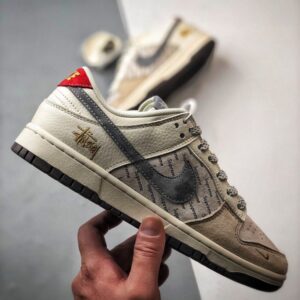 【AT3314】Nike x Stussy x Supreme のコラボレーションスニーカーは、Supremeのプリントデザインを取り入れ、ストリートファッションのトレンドを象徴しています。男女兼用のNike Dunk Low Retroは、スタイリッシュなグレーと赤の配色で、カジュアルでスポーティーな印象を演出します。