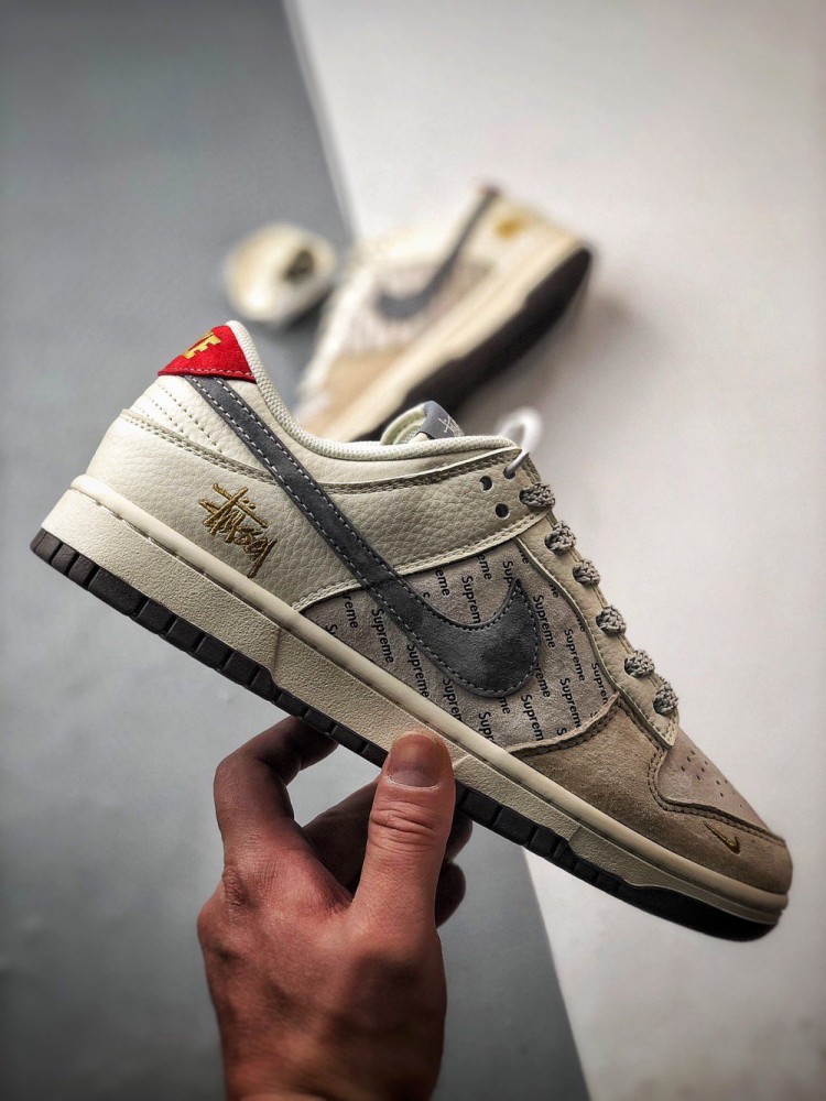 【AT3314】Nike x Stussy x Supreme のコラボレーションスニーカーは、Supremeのプリントデザインを取り入れ、ストリートファッションのトレンドを象徴しています。男女兼用のNike Dunk Low Retroは、スタイリッシュなグレーと赤の配色で、カジュアルでスポーティーな印象を演出します。