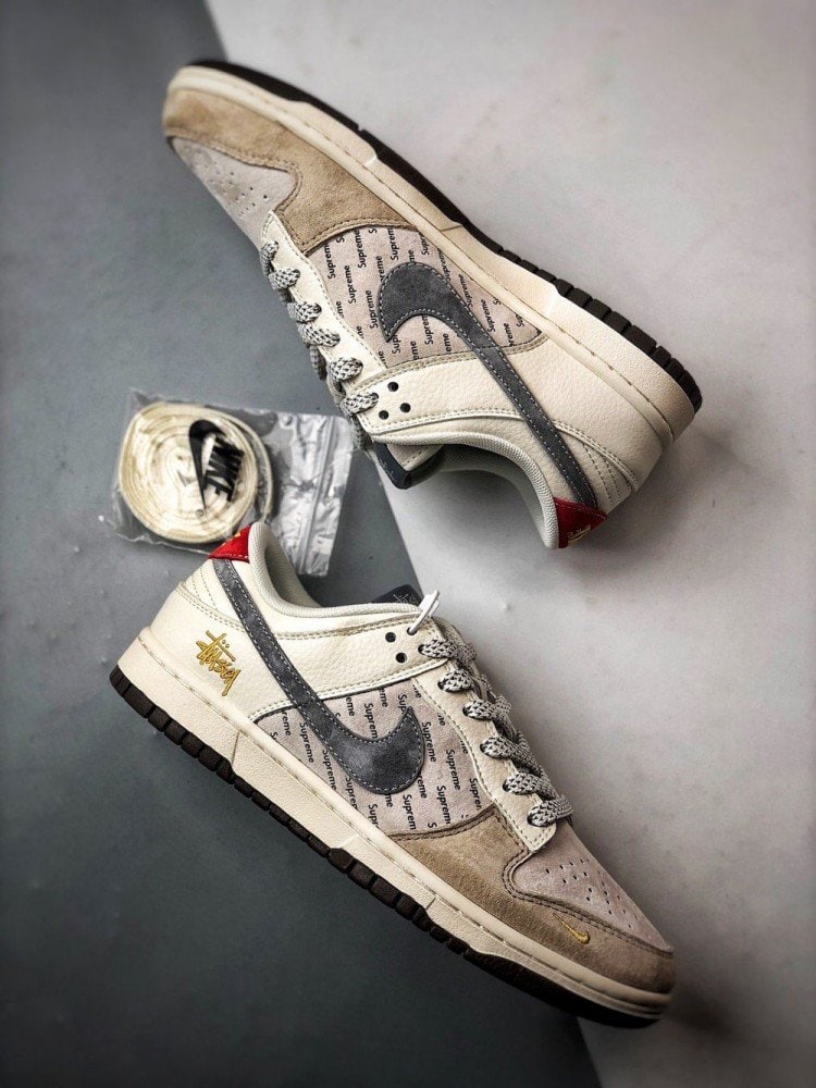 【AT3314】Nike x Stussy x Supreme のコラボレーションスニーカーは、Supremeのプリントデザインを取り入れ、ストリートファッションのトレンドを象徴しています。男女兼用のNike Dunk Low Retroは、スタイリッシュなグレーと赤の配色で、カジュアルでスポーティーな印象を演出します。