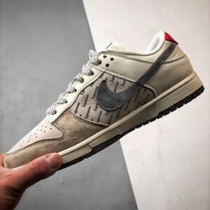 【AT3314】Nike x Stussy x Supreme のコラボレーションスニーカーは、Supremeのプリントデザインを取り入れ、ストリートファッションのトレンドを象徴しています。男女兼用のNike Dunk Low Retroは、スタイリッシュなグレーと赤の配色で、カジュアルでスポーティーな印象を演出します。