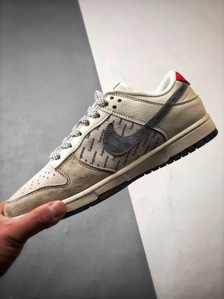 【AT3314】Nike x Stussy x Supreme のコラボレーションスニーカーは、Supremeのプリントデザインを取り入れ、ストリートファッションのトレンドを象徴しています。男女兼用のNike Dunk Low Retroは、スタイリッシュなグレーと赤の配色で、カジュアルでスポーティーな印象を演出します。