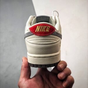 【AT3314】Nike x Stussy x Supreme のコラボレーションスニーカーは、Supremeのプリントデザインを取り入れ、ストリートファッションのトレンドを象徴しています。男女兼用のNike Dunk Low Retroは、スタイリッシュなグレーと赤の配色で、カジュアルでスポーティーな印象を演出します。