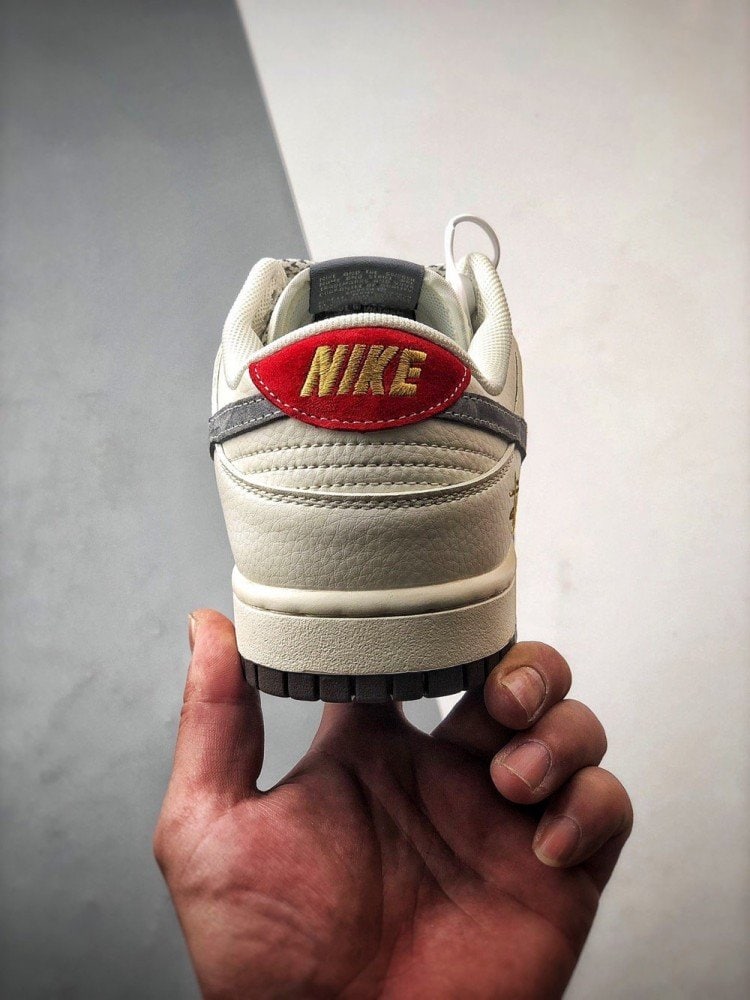 【AT3314】Nike x Stussy x Supreme のコラボレーションスニーカーは、Supremeのプリントデザインを取り入れ、ストリートファッションのトレンドを象徴しています。男女兼用のNike Dunk Low Retroは、スタイリッシュなグレーと赤の配色で、カジュアルでスポーティーな印象を演出します。