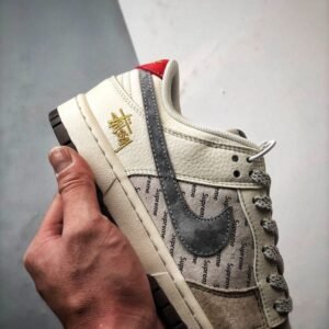 【AT3314】Nike x Stussy x Supreme のコラボレーションスニーカーは、Supremeのプリントデザインを取り入れ、ストリートファッションのトレンドを象徴しています。男女兼用のNike Dunk Low Retroは、スタイリッシュなグレーと赤の配色で、カジュアルでスポーティーな印象を演出します。
