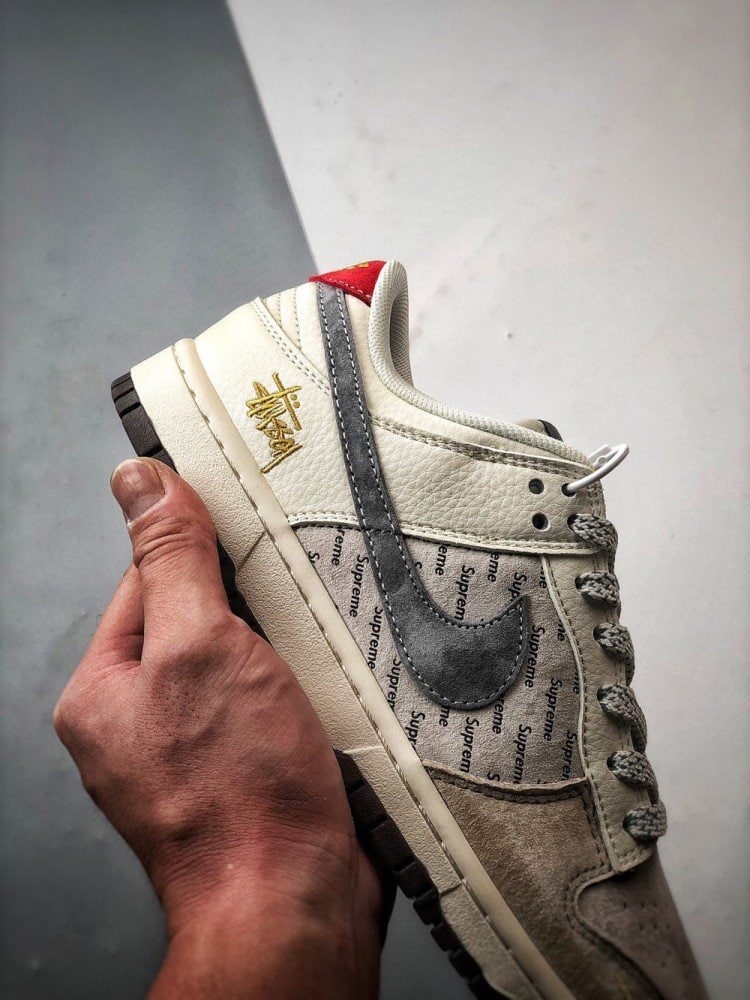 【AT3314】Nike x Stussy x Supreme のコラボレーションスニーカーは、Supremeのプリントデザインを取り入れ、ストリートファッションのトレンドを象徴しています。男女兼用のNike Dunk Low Retroは、スタイリッシュなグレーと赤の配色で、カジュアルでスポーティーな印象を演出します。