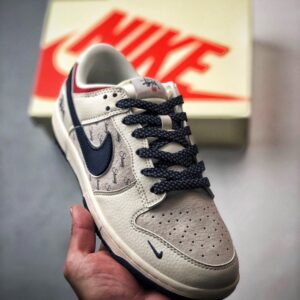【AT3316】NIKE x Stussyのコラボレーションスポーツシューズ、クラシックなデザインでトレンドを取り入れた、必須アイテム！Nike Dunk Low Retro ストウシー ミッドナイトネイビー/ユニバーシティレッド ローカットカジュアルスポーツシューズ