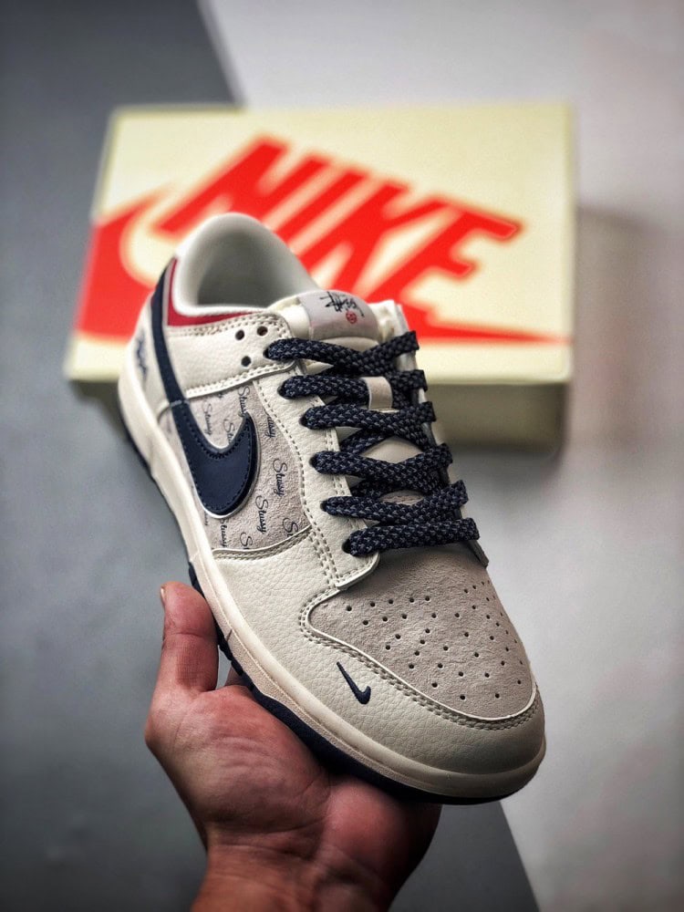 【AT3316】NIKE x Stussyのコラボレーションスポーツシューズ、クラシックなデザインでトレンドを取り入れた、必須アイテム！Nike Dunk Low Retro ストウシー ミッドナイトネイビー/ユニバーシティレッド ローカットカジュアルスポーツシューズ