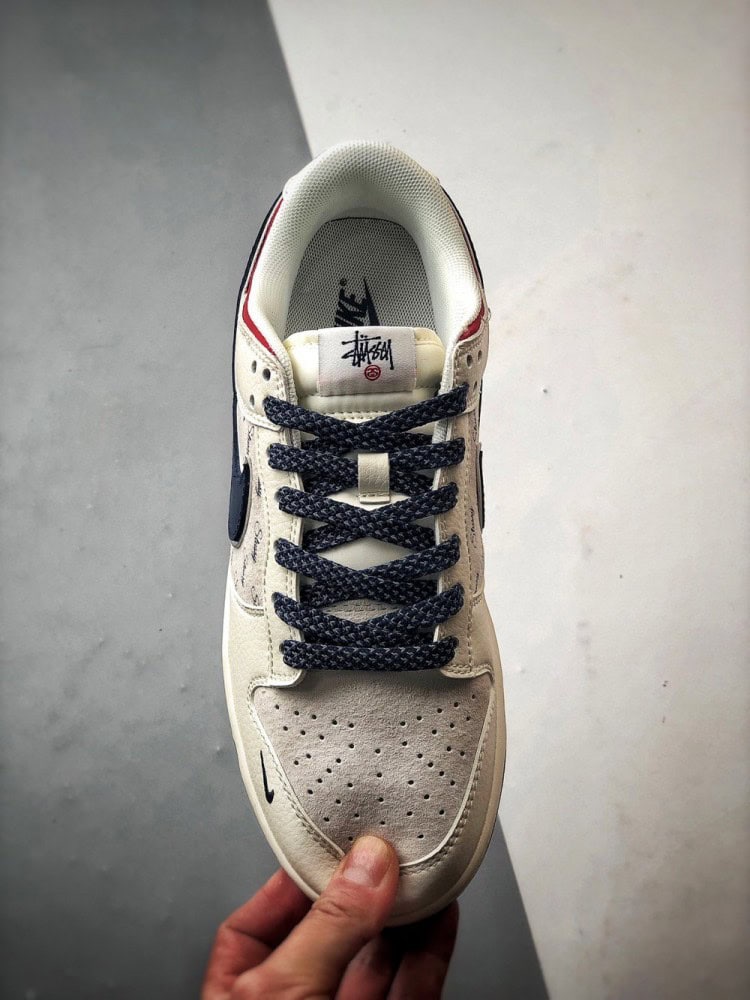 【AT3316】NIKE x Stussyのコラボレーションスポーツシューズ、クラシックなデザインでトレンドを取り入れた、必須アイテム！Nike Dunk Low Retro ストウシー ミッドナイトネイビー/ユニバーシティレッド ローカットカジュアルスポーツシューズ