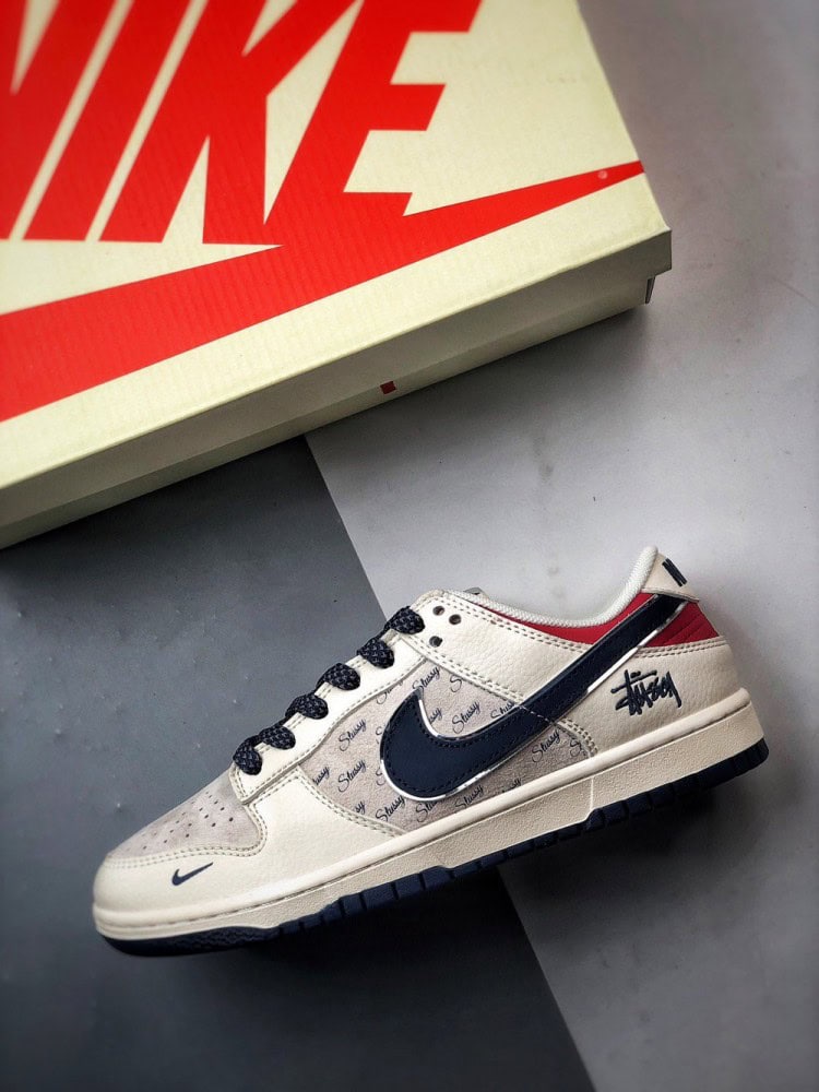 【AT3316】NIKE x Stussyのコラボレーションスポーツシューズ、クラシックなデザインでトレンドを取り入れた、必須アイテム！Nike Dunk Low Retro ストウシー ミッドナイトネイビー/ユニバーシティレッド ローカットカジュアルスポーツシューズ