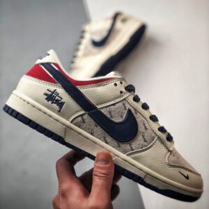 【AT3316】NIKE x Stussyのコラボレーションスポーツシューズ、クラシックなデザインでトレンドを取り入れた、必須アイテム！Nike Dunk Low Retro ストウシー ミッドナイトネイビー/ユニバーシティレッド ローカットカジュアルスポーツシューズ