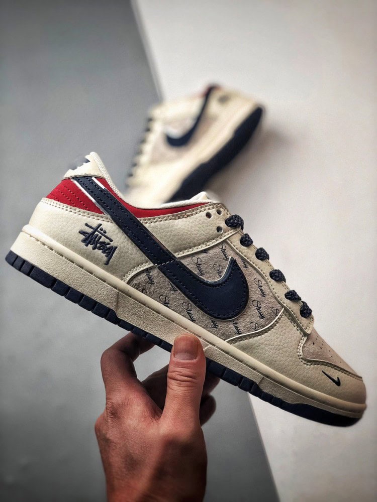 【AT3316】NIKE x Stussyのコラボレーションスポーツシューズ、クラシックなデザインでトレンドを取り入れた、必須アイテム！Nike Dunk Low Retro ストウシー ミッドナイトネイビー/ユニバーシティレッド ローカットカジュアルスポーツシューズ