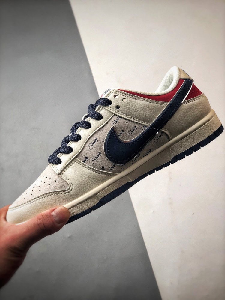 【AT3316】NIKE x Stussyのコラボレーションスポーツシューズ、クラシックなデザインでトレンドを取り入れた、必須アイテム！Nike Dunk Low Retro ストウシー ミッドナイトネイビー/ユニバーシティレッド ローカットカジュアルスポーツシューズ