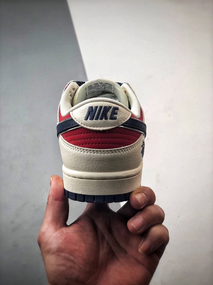【AT3316】NIKE x Stussyのコラボレーションスポーツシューズ、クラシックなデザインでトレンドを取り入れた、必須アイテム！Nike Dunk Low Retro ストウシー ミッドナイトネイビー/ユニバーシティレッド ローカットカジュアルスポーツシューズ