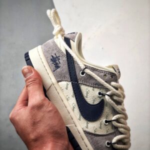 【AT3318】Nike x Stussyコラボシューズ - ファッションのクラシックデザイン、トレンド必須アイテムNike Dunk Low Retroステューシー ミディアムグレー・ブラックディストラクションストラップ ローカットカジュアルスポーツシューズ