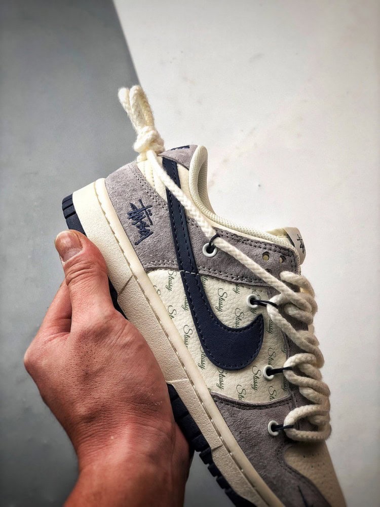 【AT3318】Nike x Stussyコラボシューズ - ファッションのクラシックデザイン、トレンド必須アイテムNike Dunk Low Retroステューシー ミディアムグレー・ブラックディストラクションストラップ ローカットカジュアルスポーツシューズ